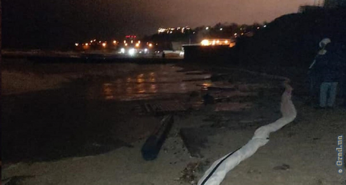 Продолжается ликвидация последствий аварии танкера у одесского пляжа.