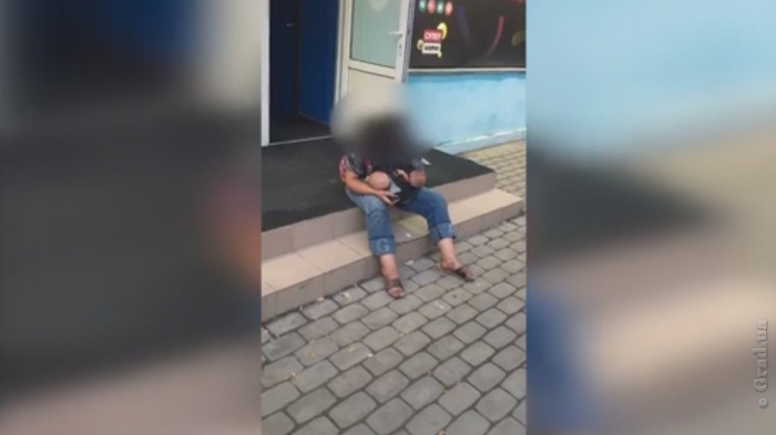 Посреди улицы в Одессе обнаружена пьяная женщина с младенцем