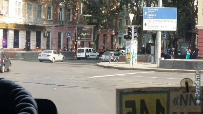 В Одессе оживленные перекрестки остались без светофоров