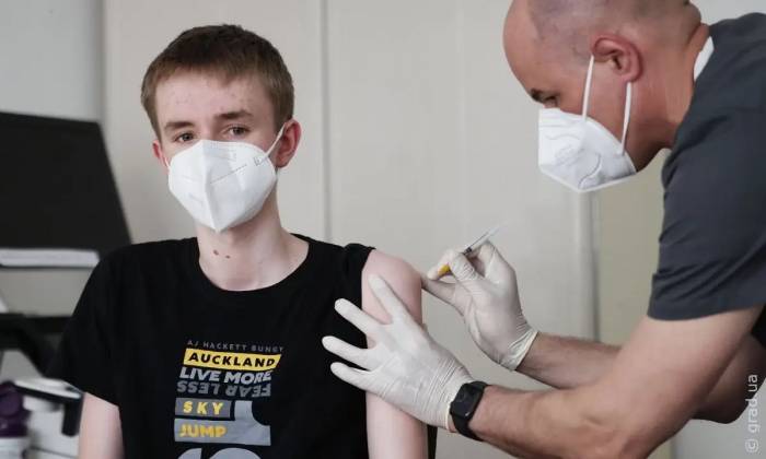 В Україні дозволили бустерну вакцинацію від коронавірусу дітям 12−17 років