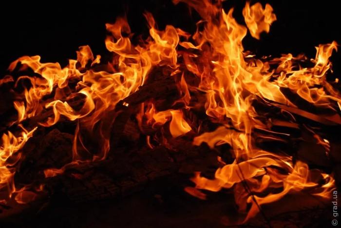 Спалював сміття та ледь не згорів сам: на Одещині врятували чоловіка