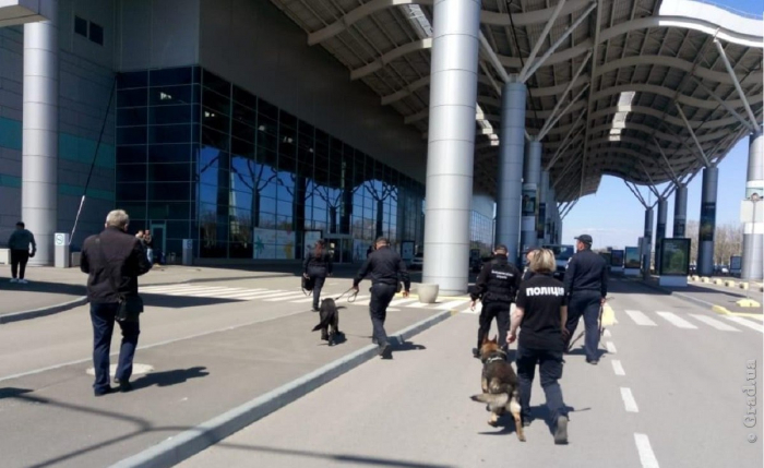 В одесском аэропорту задержали мужчину, который угрожал взорвать вокзал
