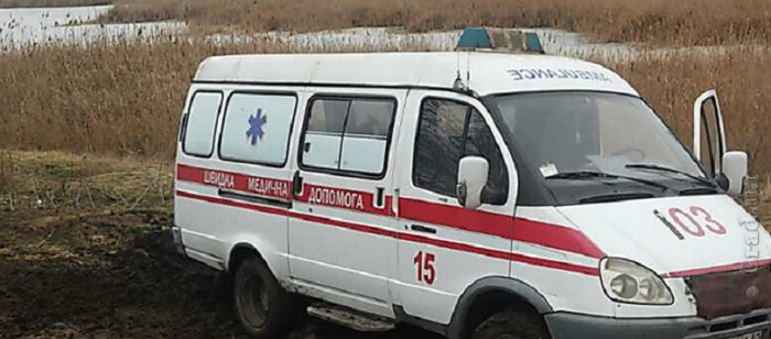 В Одесской области спасатели вытащили из грязи автомобиль скорой помощи