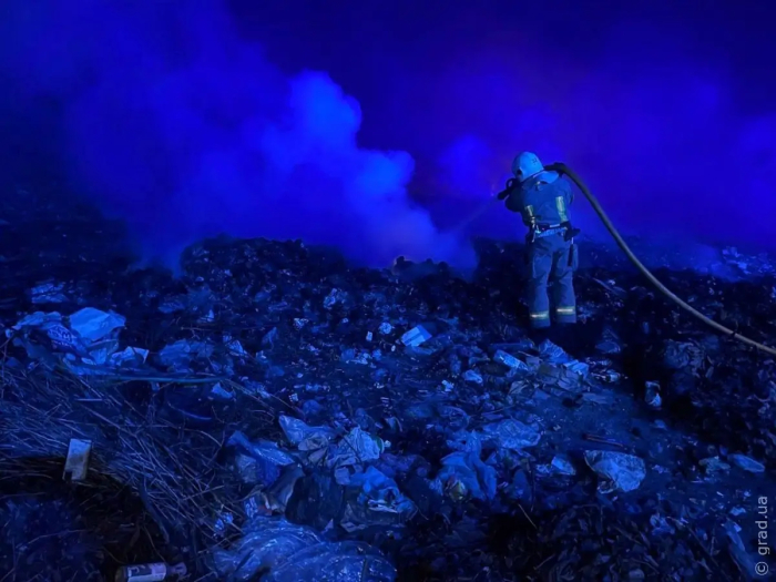 В Одесской области ночью горел мусор на площади 300 квадратных метров