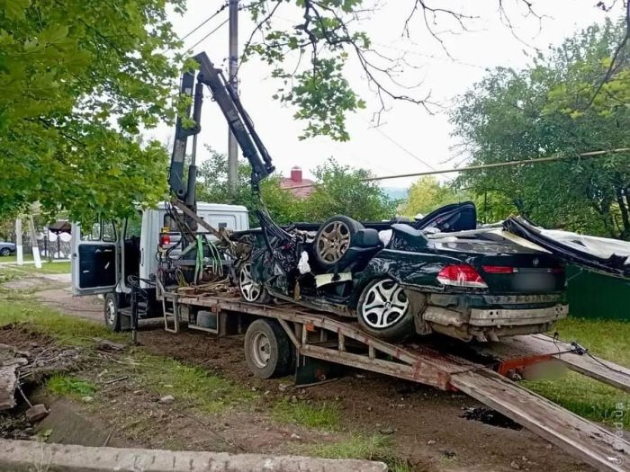 В Одесской области водитель BMW влетел в электрический столб