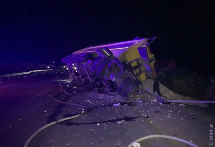 Дві вантажівки зіткнулися на трасі Одеса-Рені: один з водіїв загинув