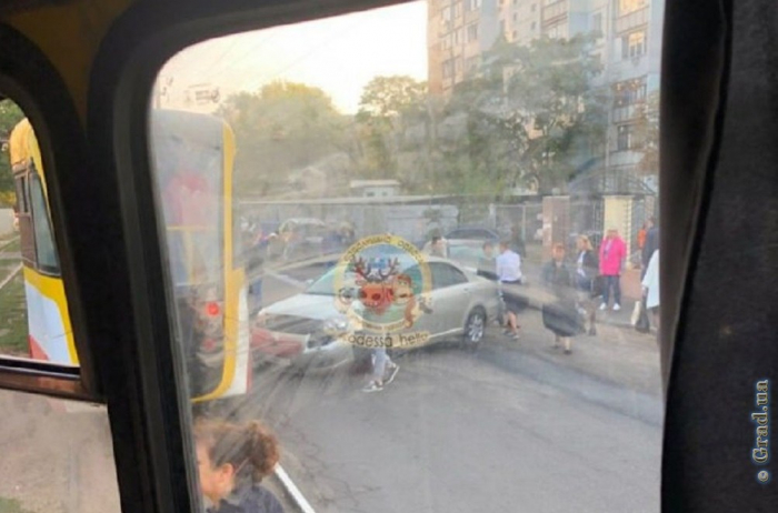 В Малиновском районе столкнулись трамвай и легковушка