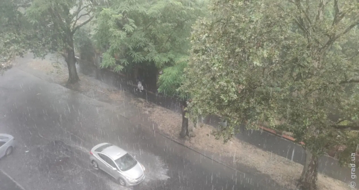 В Одесі сильний дощ із грозою