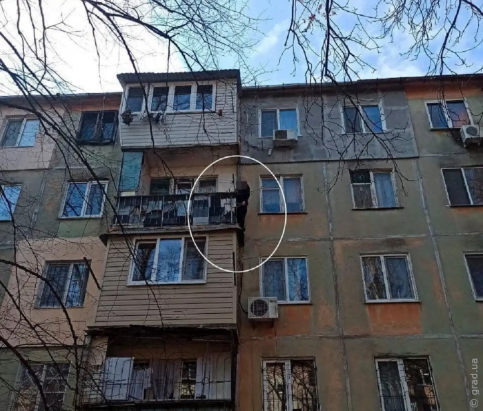 Домушника сняли с балкона жилого дома на Академика Филатова