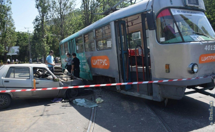 На Черемушках   автомобиль  «Таврия»  столкнулся с трамваем