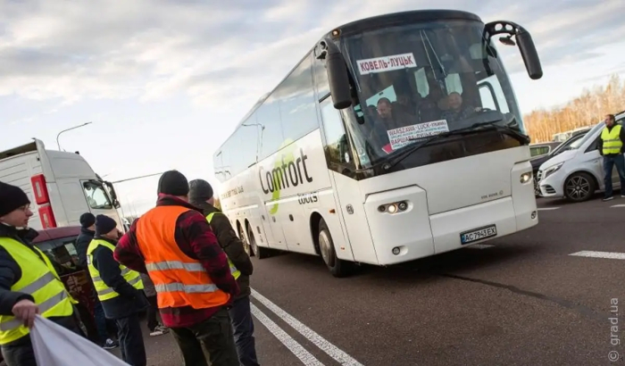 На границе с Польшей протестующие начали останавливать автобусы с украинцами