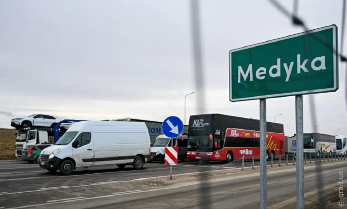 Поляки блокируют движение пассажирских автобусов в пункте «Медика – Шегини»