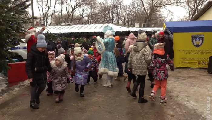Веселі конкурси, музика і подарунки – у парку Горького розважалася дітвора