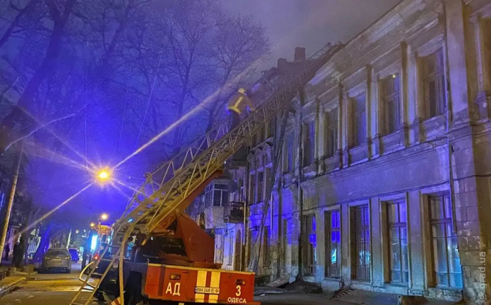Масштабный пожар в здании экономического колледжа на Успенской