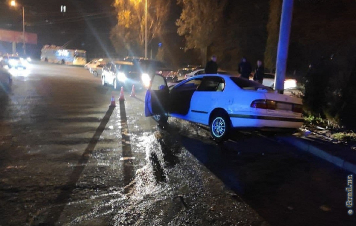ДТП в Малиновском районе: автомобиль врезался в столб
