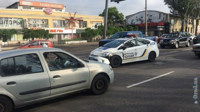 В Одессе столкнулись ВАЗ и патрульный автомобиль
