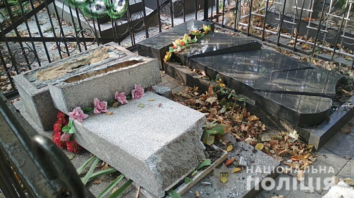 Вандалы повредили могилы на одесском кладбище