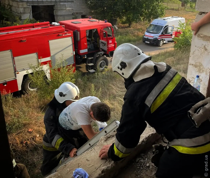 На Одещині рятувальники допомогли хлопчику, який твавмувався у закинутій будівлі