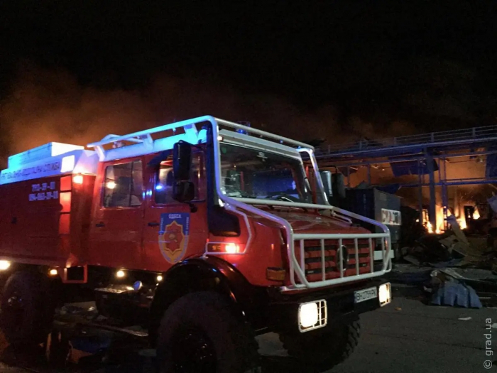 Спасатели испытали подаренную французами пожарную машину