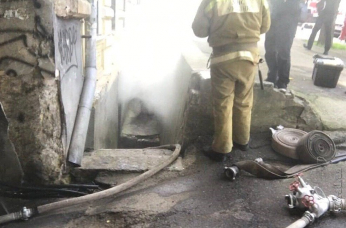 20 спасателей боролись с огнем в центре Одессы