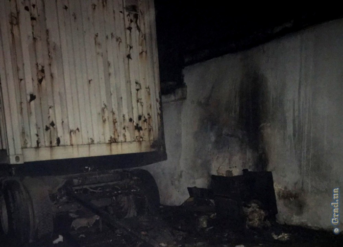 В Одессе горел мусор: пострадал неизвестный