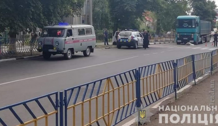 Женщина погибла под колесами грузовика в Одесской области