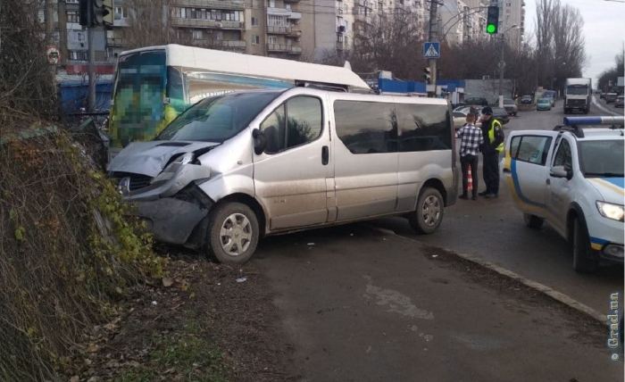 На поселке Котовского столкнулись 2 микроавтобуса