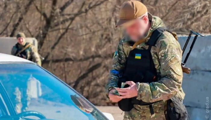 В Одессе водитель во время бегства от ТЦК «протащил» двух военных на капоте