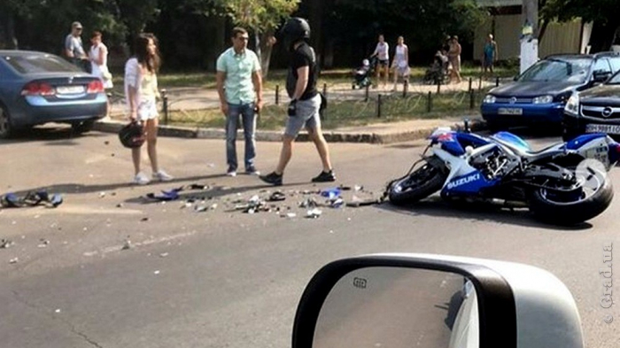 На Черемушках столкнулись автомобиль и мотоцикл