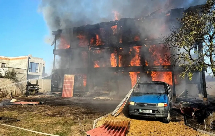 В районе Черноморска сгорел трехэтажнй дом