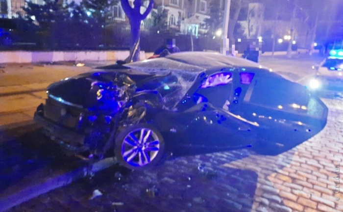 ДТП на Французском бульваре: Hyundai Sonata врезался в дерево