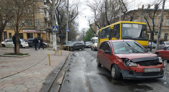 В Одессе столкнулись два автомобиля: пострадала женщина-пешеход