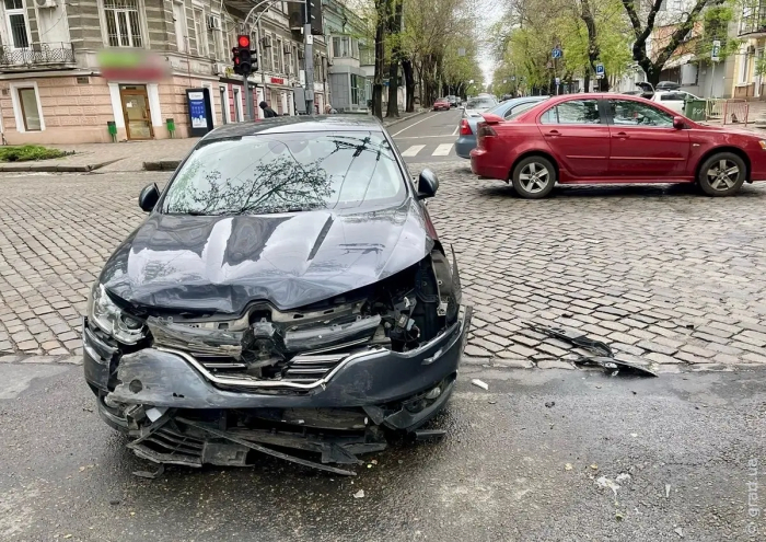 В Одессе автомобиль вылетел на тротуар: травмирован ребенок