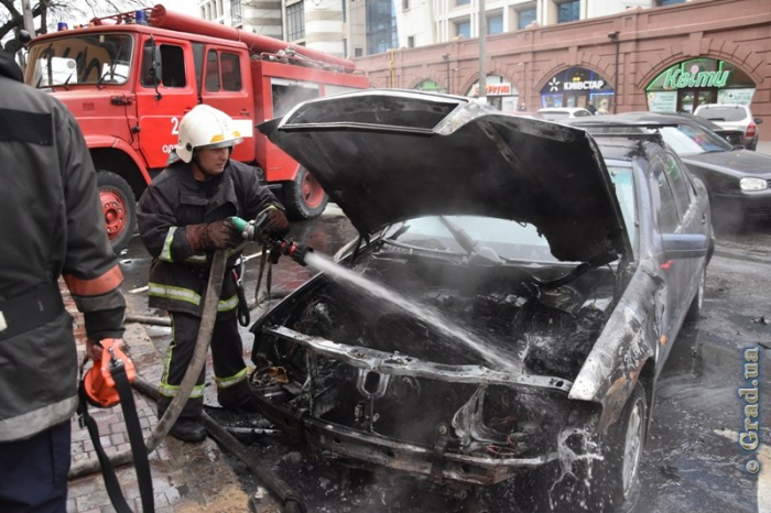 В Одессе сгорел автомобиль на парковке возле Привоза