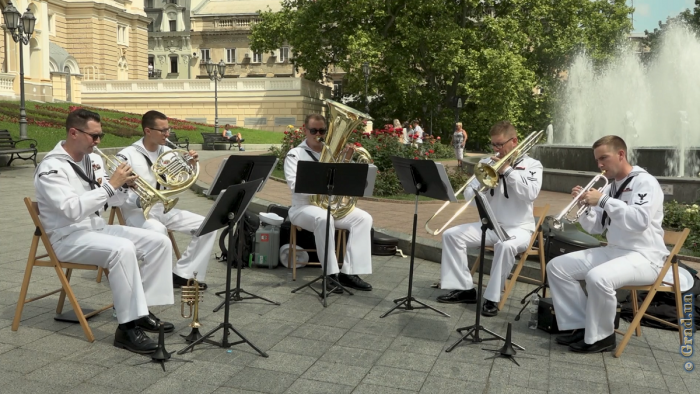 Музыканты ВМФ США играли джаз в центре Одессы