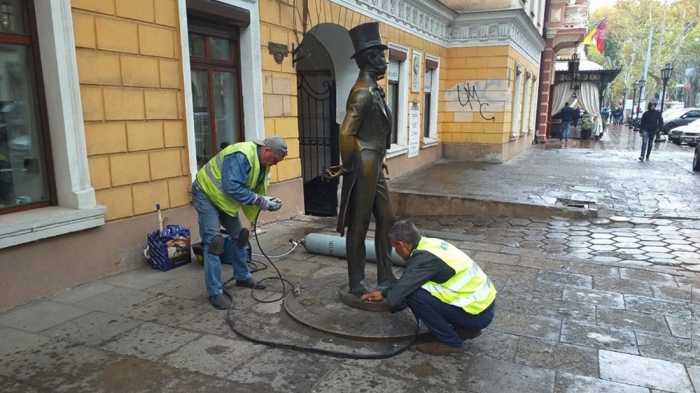 В центре Одессы укрепили памятник Пушкину