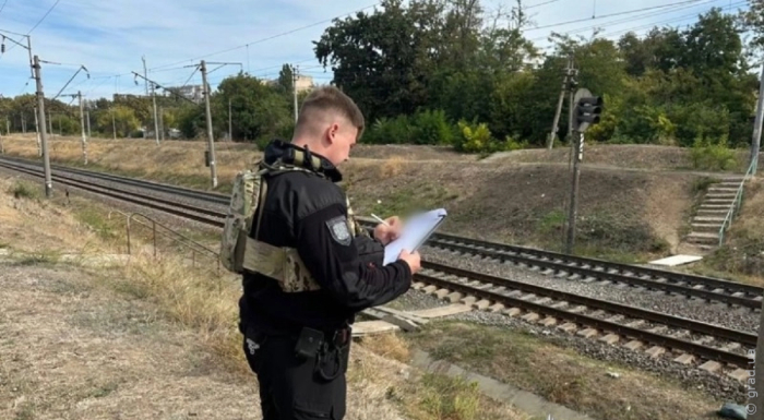 На железной дороге в Одессе женщина попала под поезд