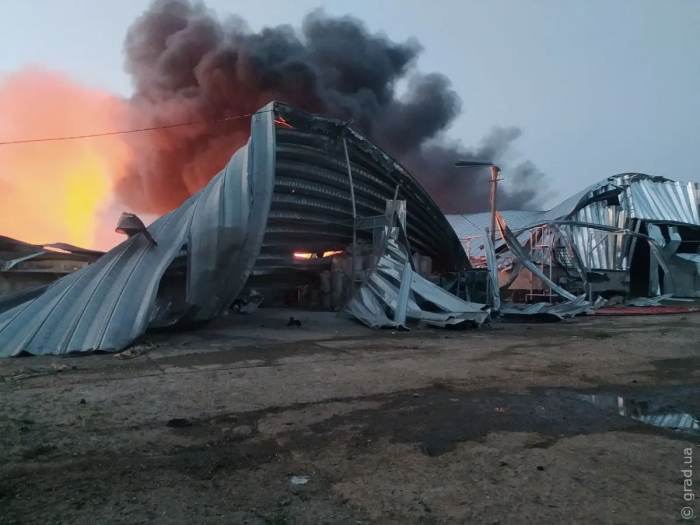 Вночі ворог поцілив у агропідприємство на Одещині