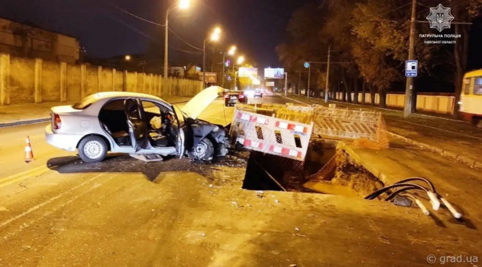 В Одессе автомобиль врезался в ограждение: есть пострадавшие