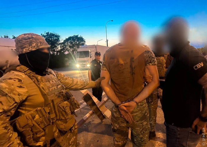 организовали незаконную переправку людей за границу