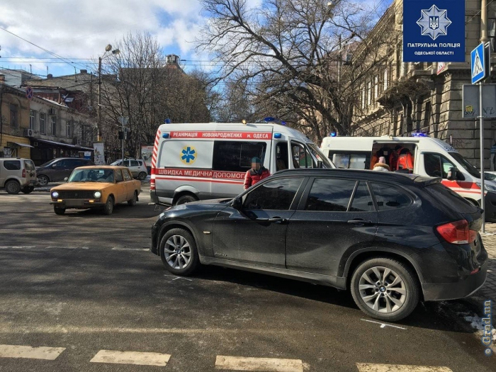 Столкновение с автомобилем скорой помощи произошло в центре Одессы