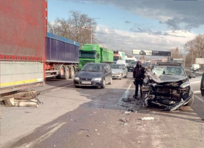 На киевской трассе произошло столкновение легкового автомобиля и грузовика