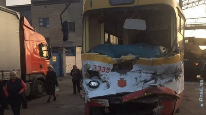 В Одессе столкнулись автокран и трамвай