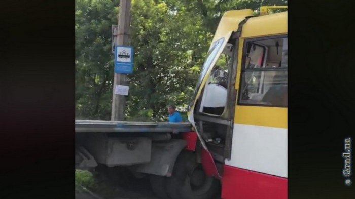 В Черноморке грузовик не пропустил трамвай