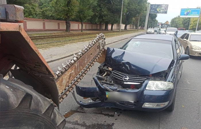 В Одессе автомобиль врезался в пилу трактора