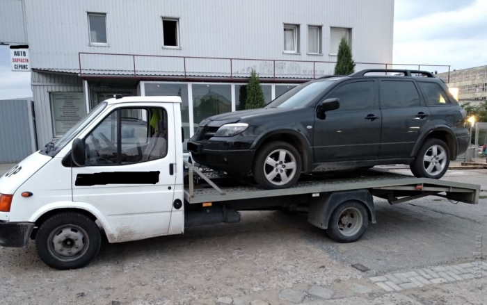 В Одессе мужчина угнал автомобиль при помощи эвакуатора