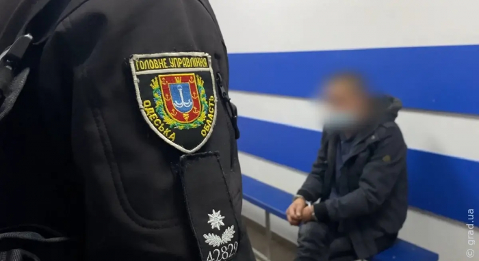 В Одессе мужчина отомстил за оскорбление, ударив знакомого ножом в шею