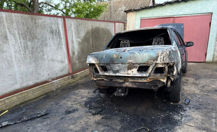 сгоревший автомобиль