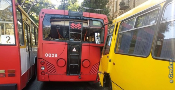 В центре Одессы столкнулись маршрутка и троллейбус