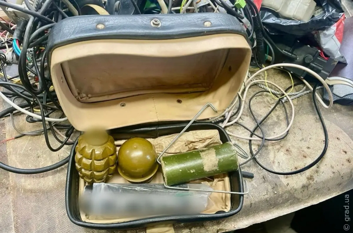 У жителя Хаджибейского района обнаружили две гранаты, пиротехнику и наркотики